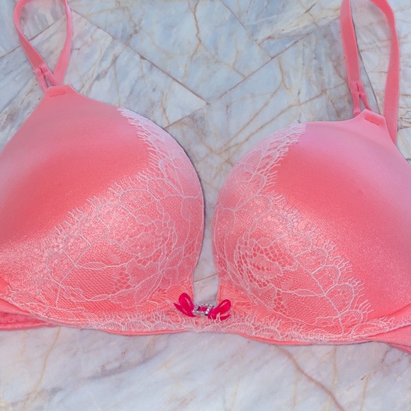 32А Victoria's Secret Bombshell Miraculous Push Up Bra -Adds 2 Cup Sizes - Picture 2 of 8